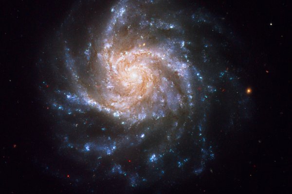 Галактика в виде «снежинки»